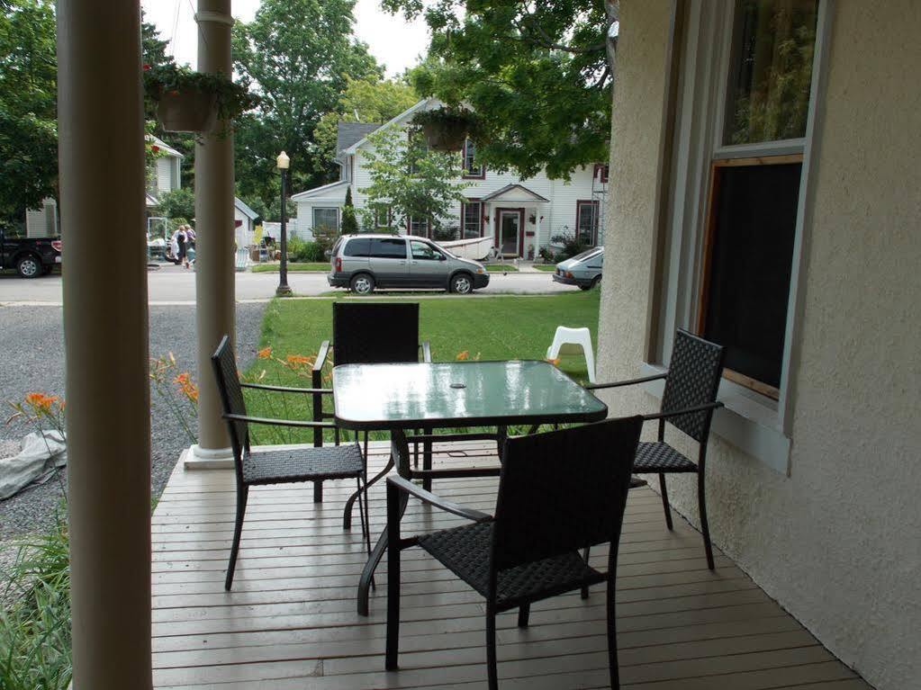 Absolute 1000 Islands Monthly Suites Gananoque Ngoại thất bức ảnh