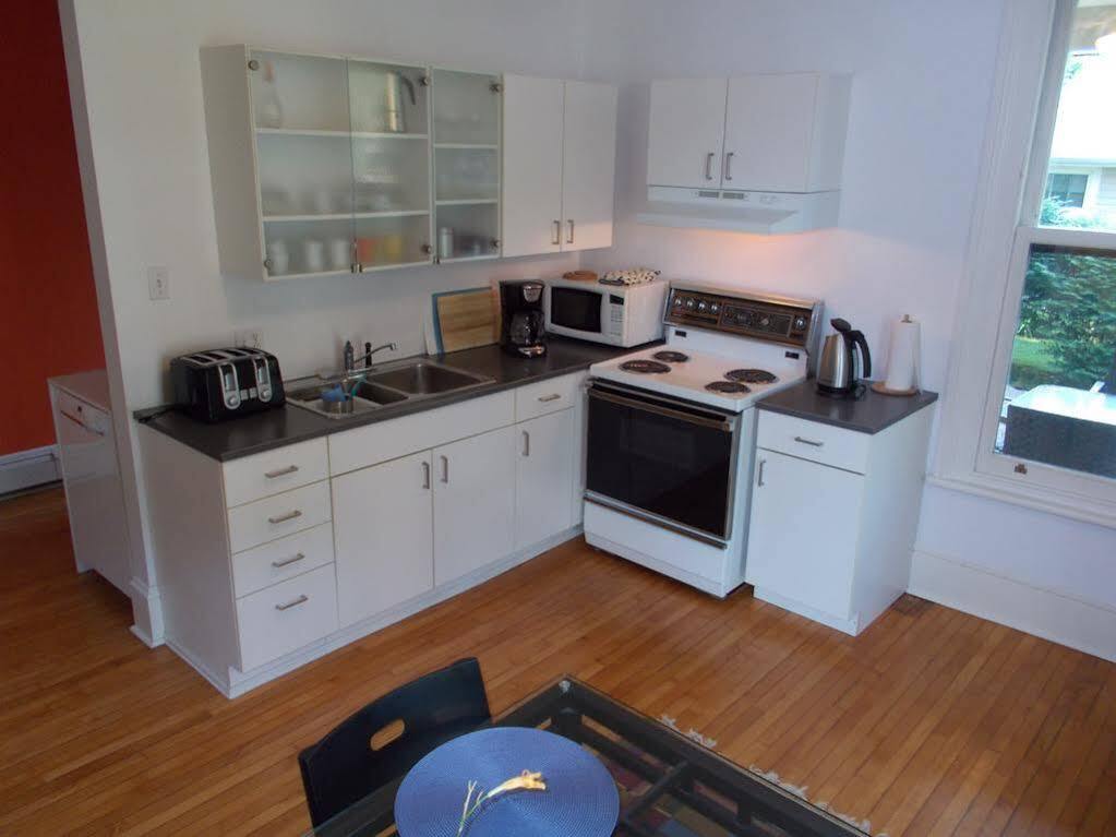 Absolute 1000 Islands Monthly Suites Gananoque Ngoại thất bức ảnh